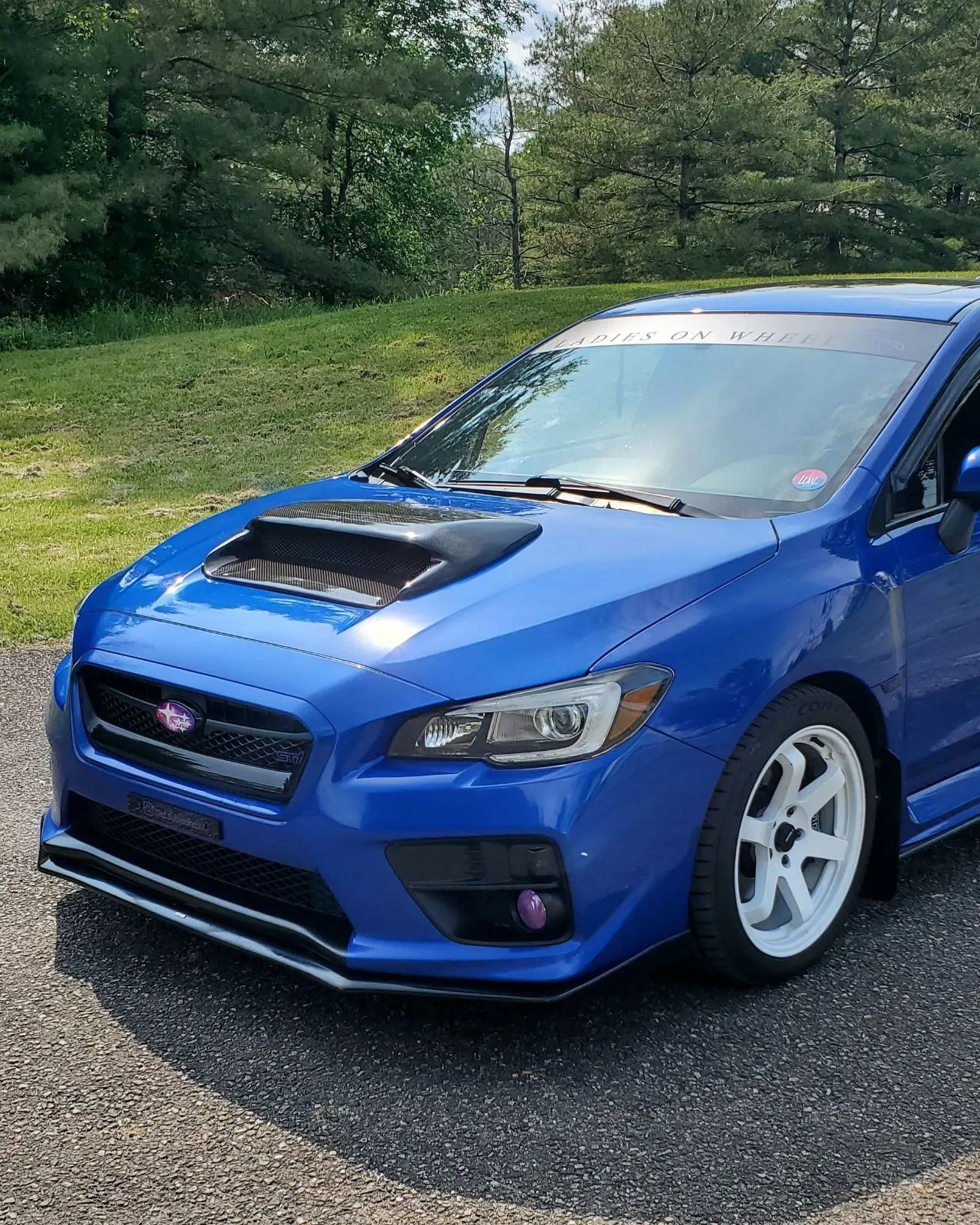 Vue du devant de la STi 2016 avec un hood scoop en fibre de carbon