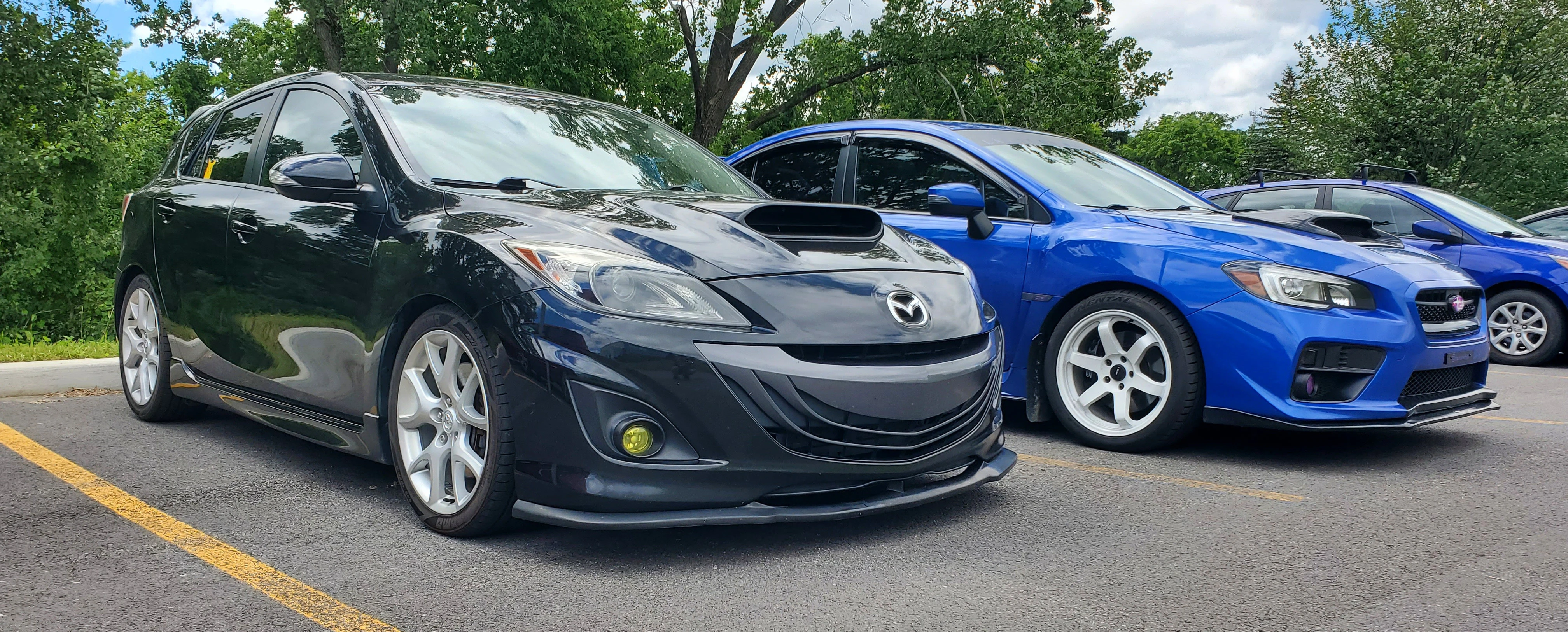 Devant d'une Mazdaspeed 3 2010 et STI 2016 dans un stationnement